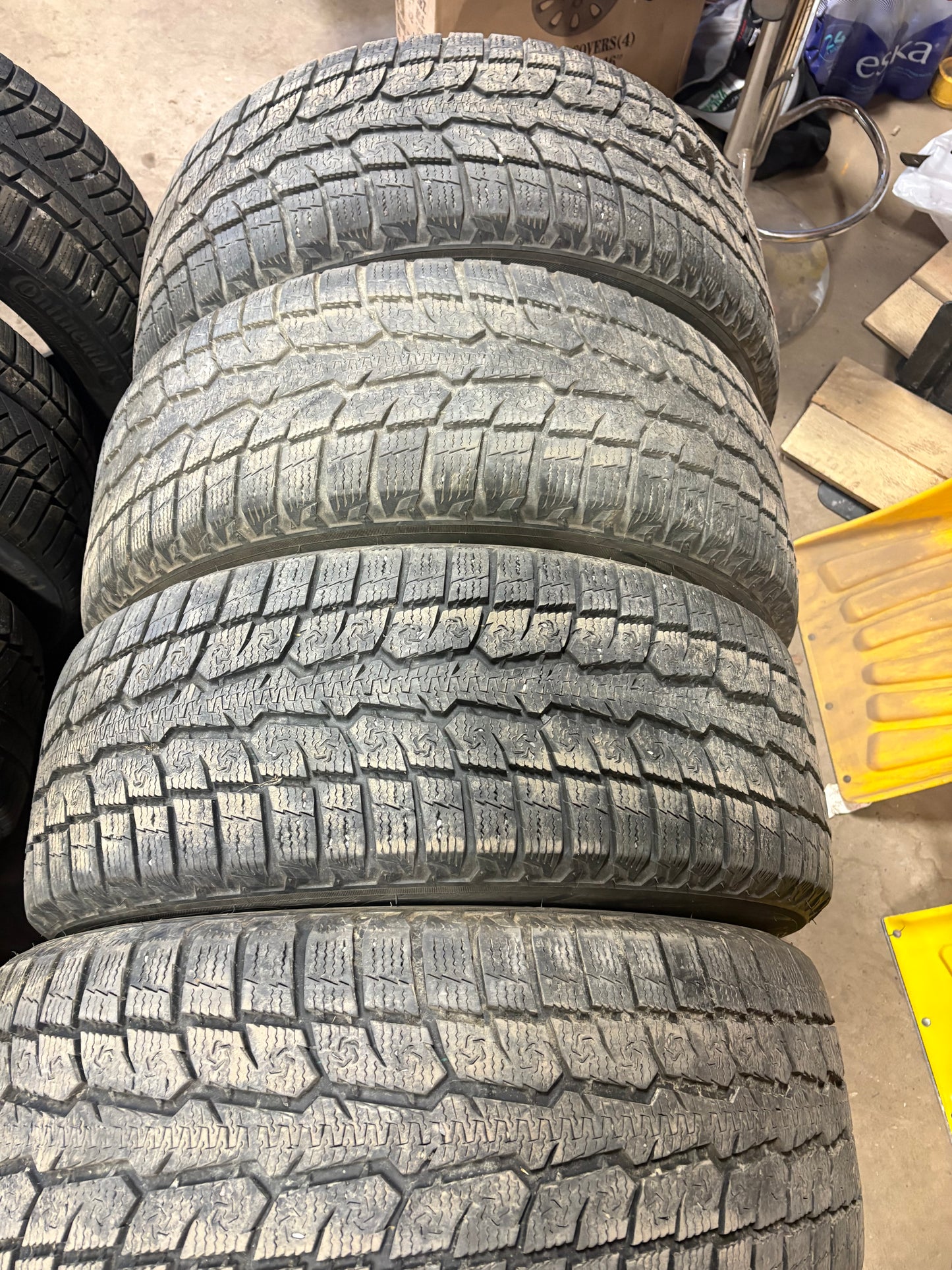 4 pneus d hiver 215/55r17 toyo en tres bon état