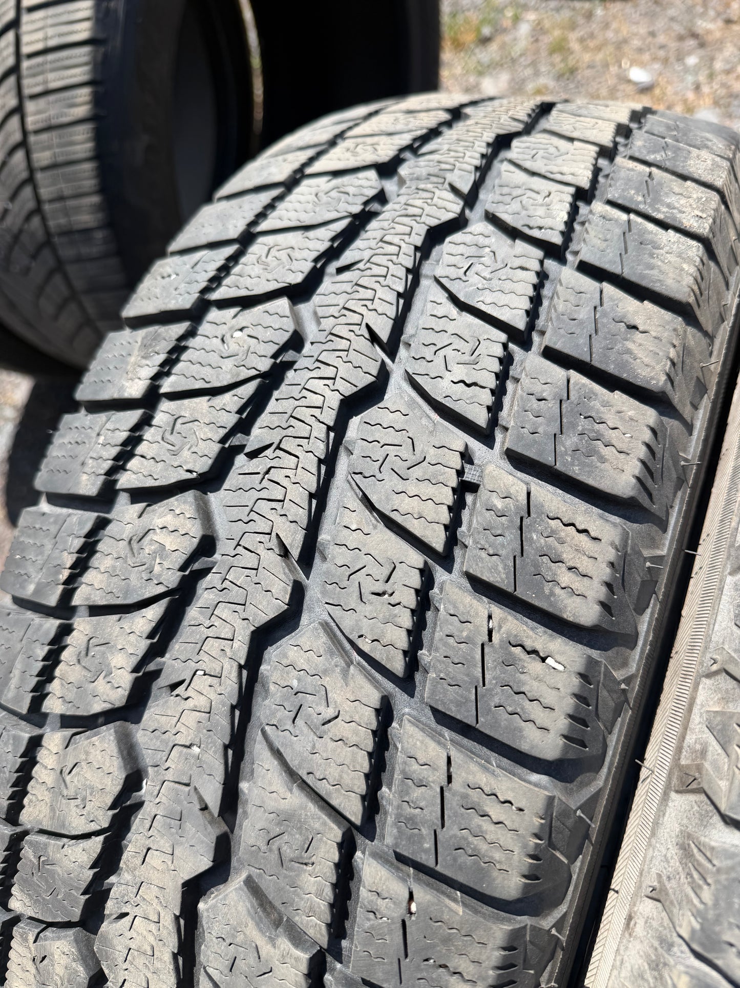 2 pneus d hiver 225/65r17 toyo a l état neuf