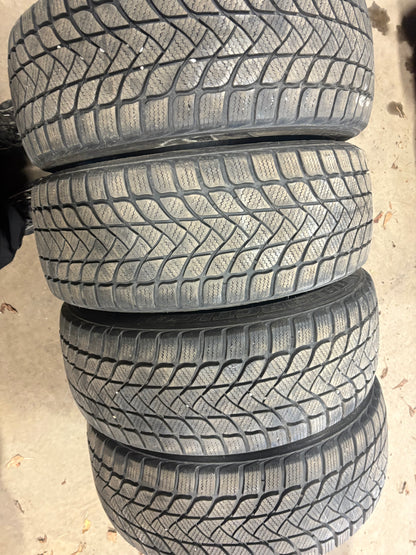 4 pneus d hiver 205/55r16 zeta en tres bon état