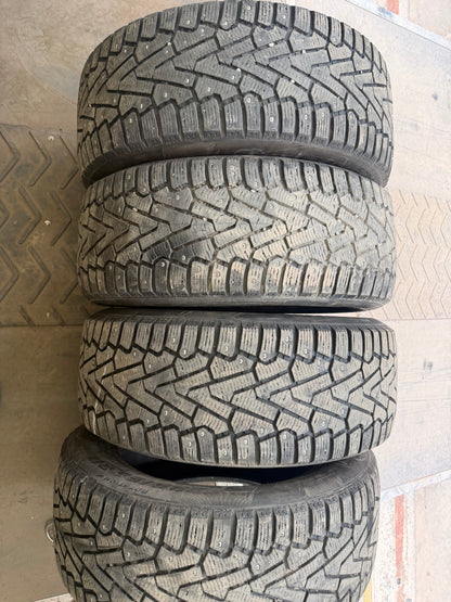 4 pneus d hiver 235/55r17 pirelli a clous en bon état
