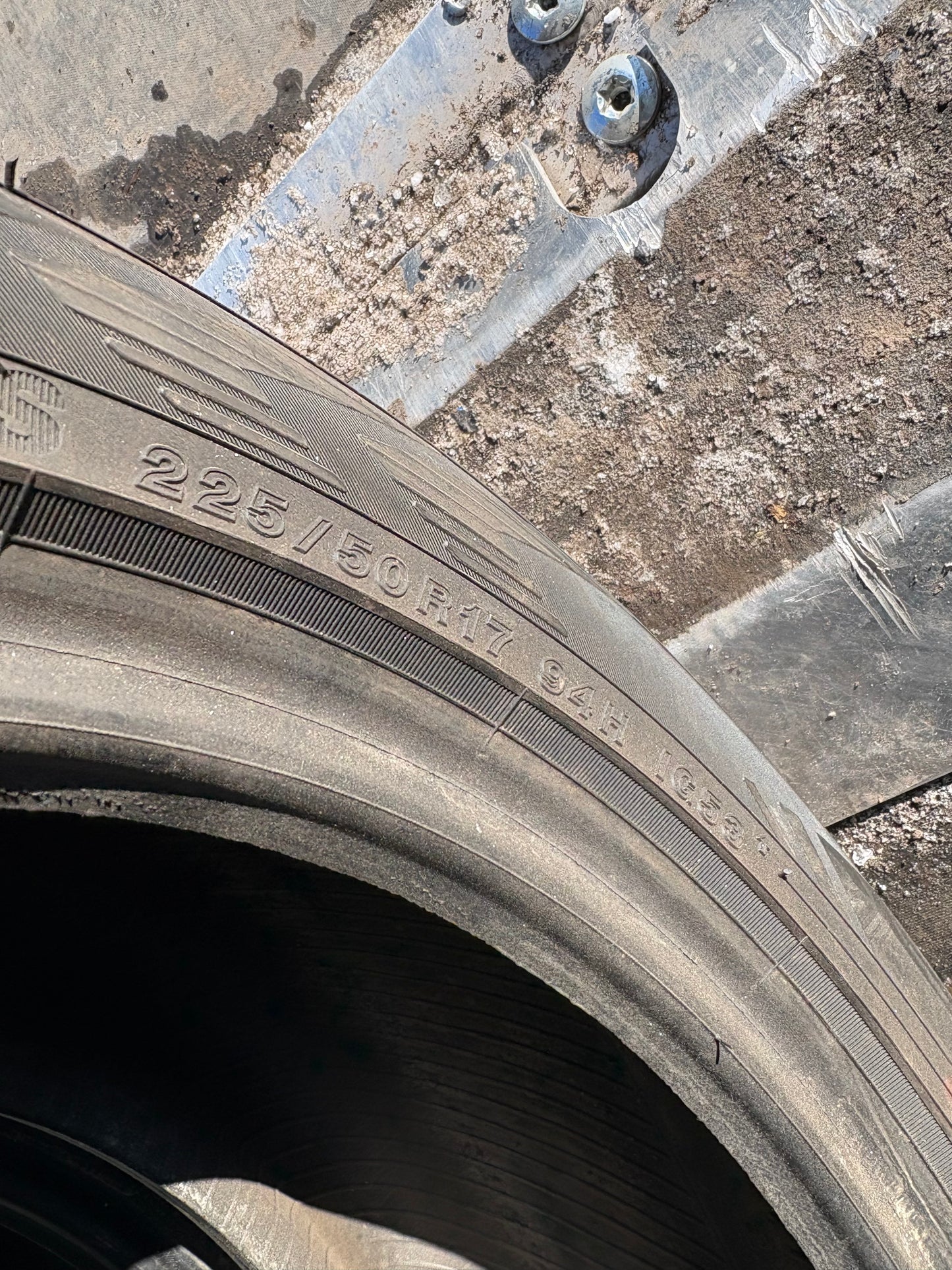 4 pneus d hiver 225/50r17 Yokohama a l état neuf