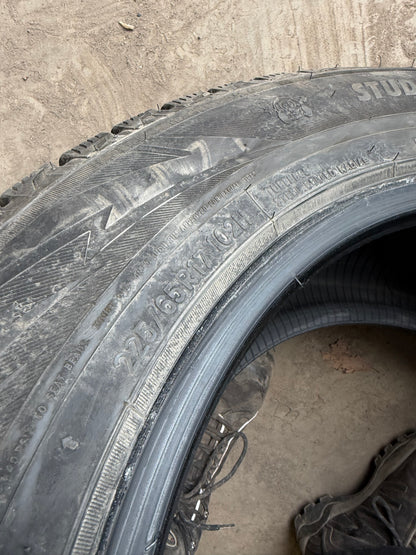 4 pneus d hiver 225/65r17 toyo a l état neuf