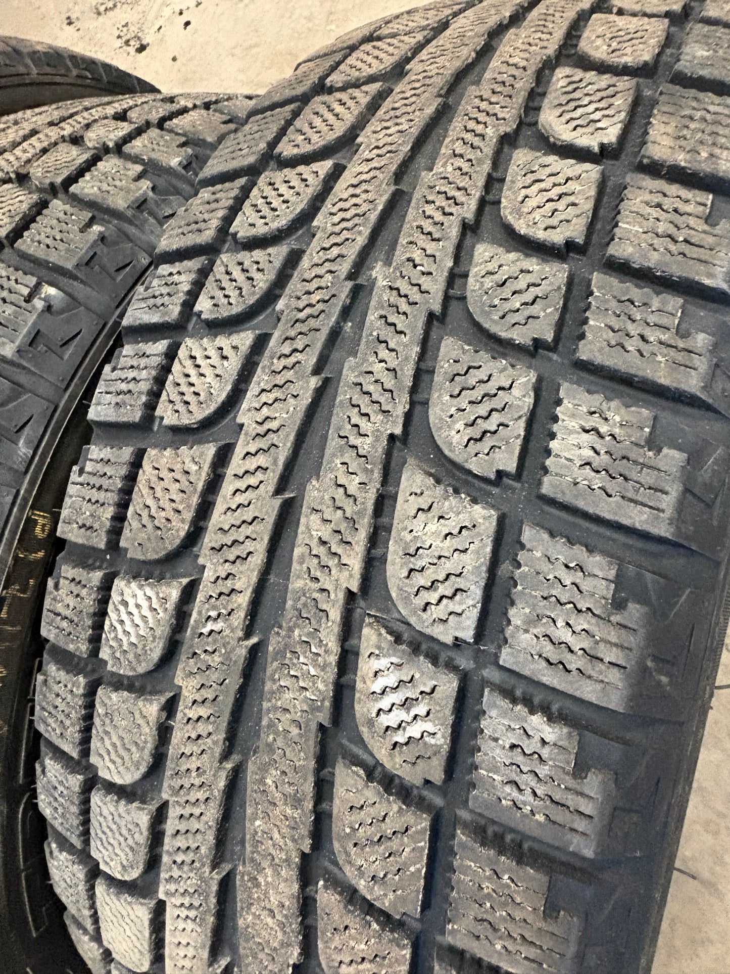 4 pneus d hiver 225/55r17 maxtrek en bon état