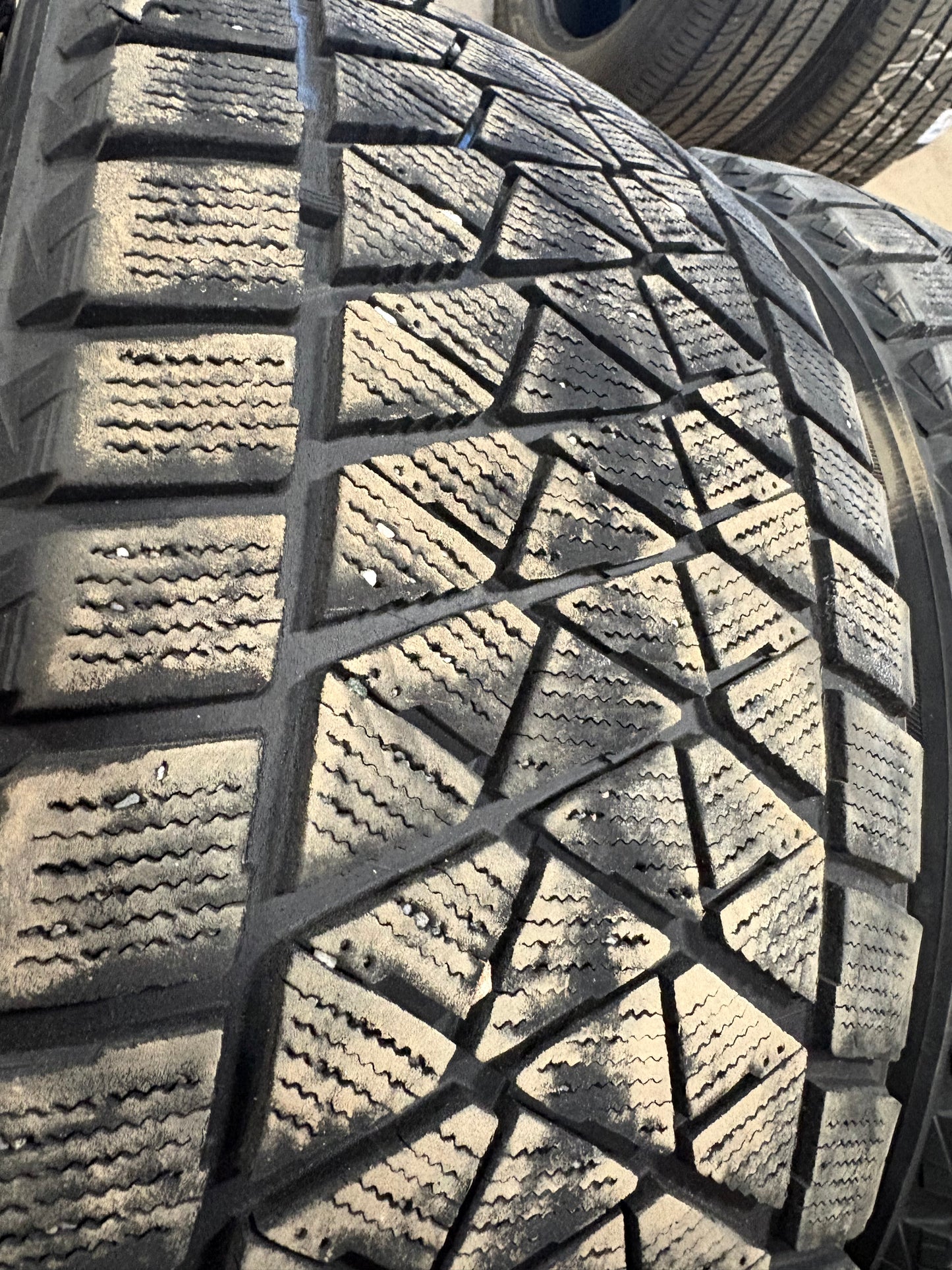4 pneus d hiver 275/45r20 bridgestone en très bon état