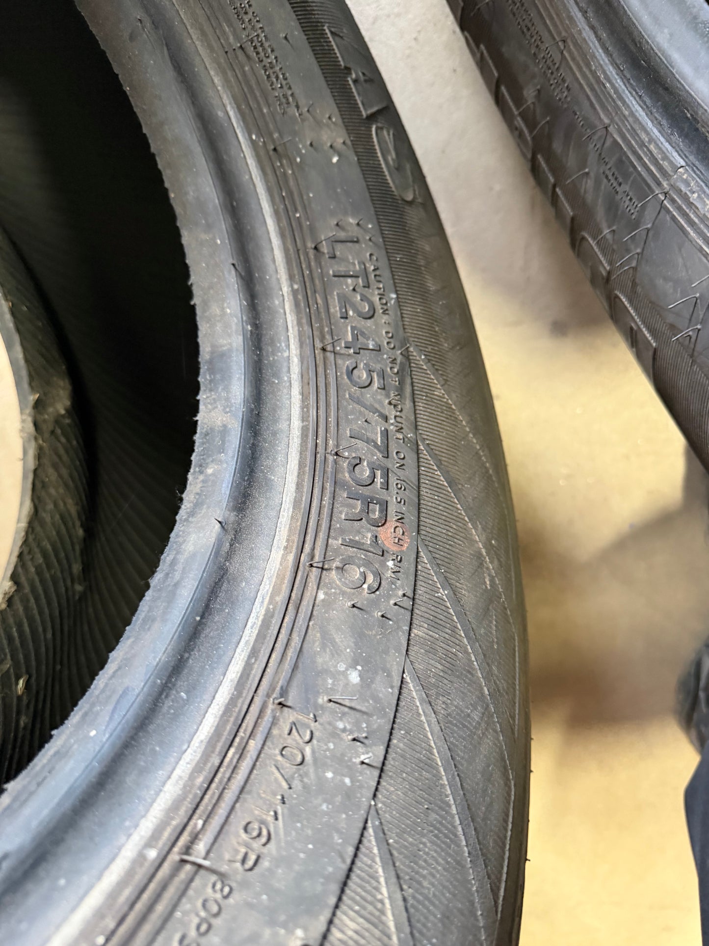 2 pneus d ete lt 245/75r16 hankook 10 plies en bon etat