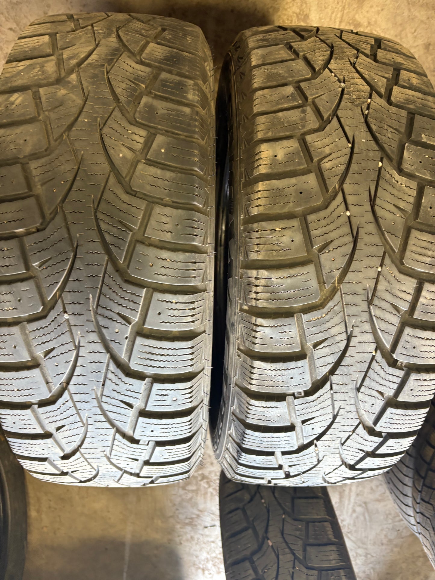 2 pneus d hiver 215/60r16 centara