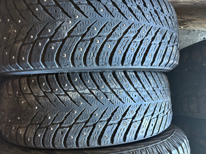 2 pneus d hiver 195/65r15 nokian a clou