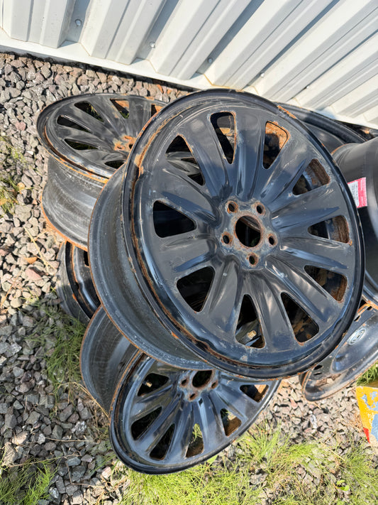 4 roues d acier 17 pouces 5x100 en bon etat