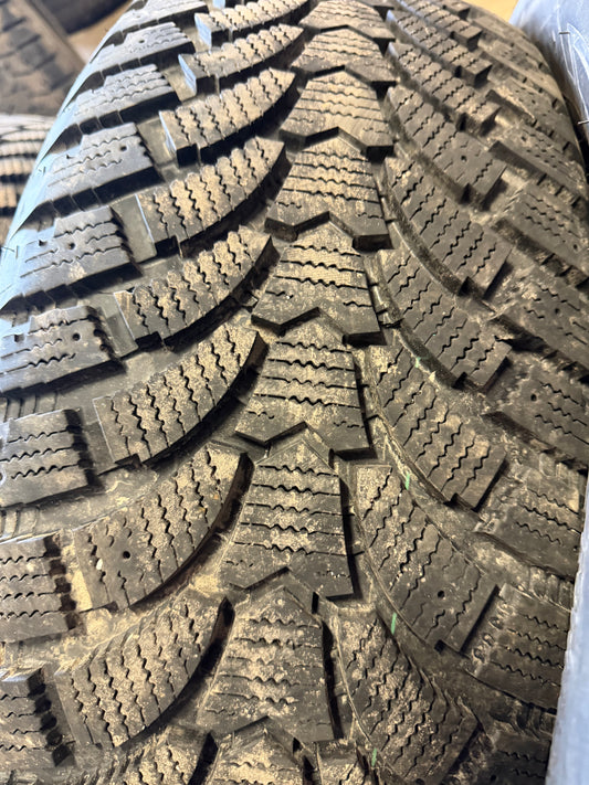 4 pneus d hiver 275/60r20 maxtrek a l état neuf