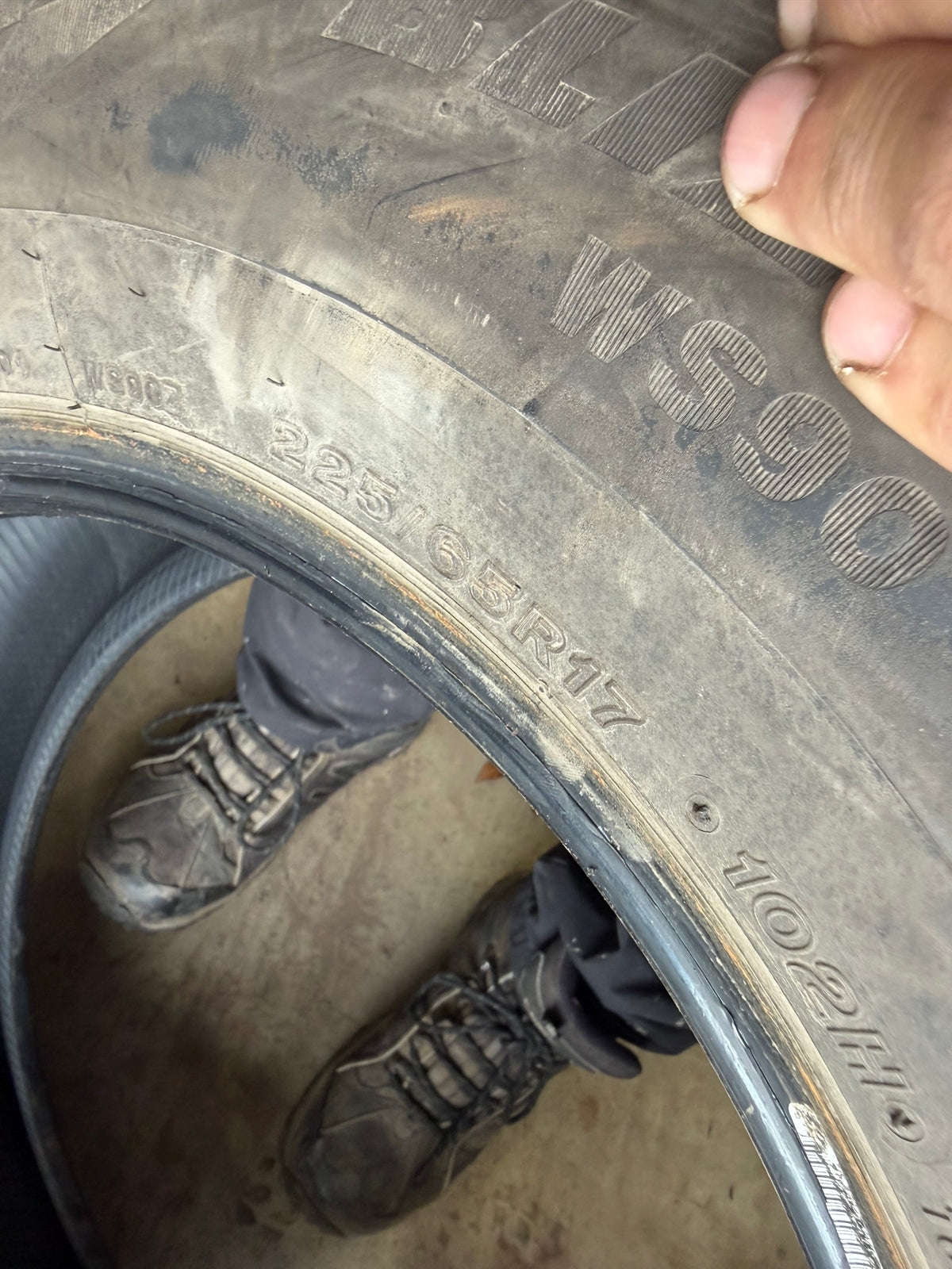 4 pneus d hiver 225/65r17 bridgestone en tres bon état