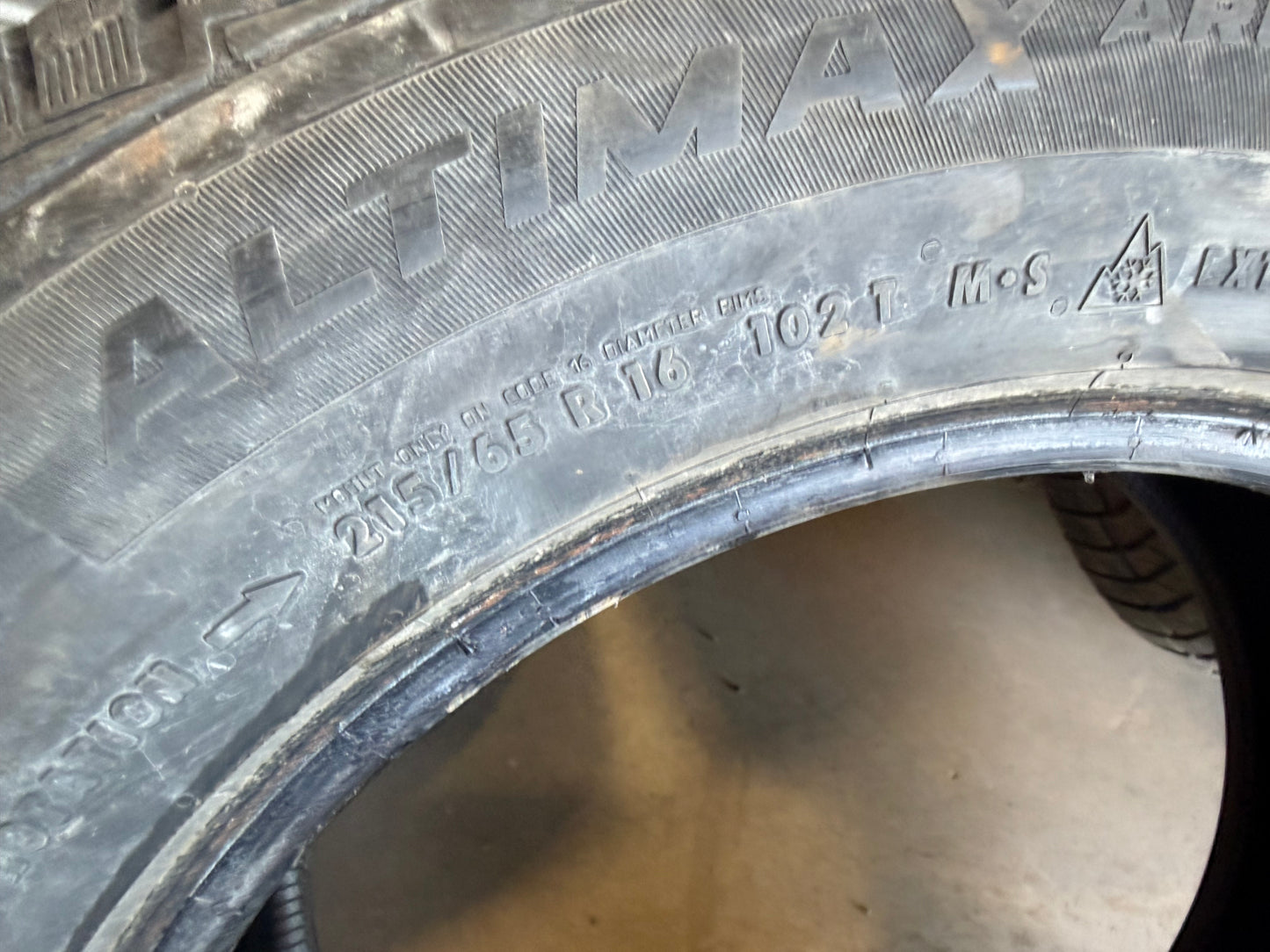 4 pneus d hiver 215/65r16 general en tres bon état