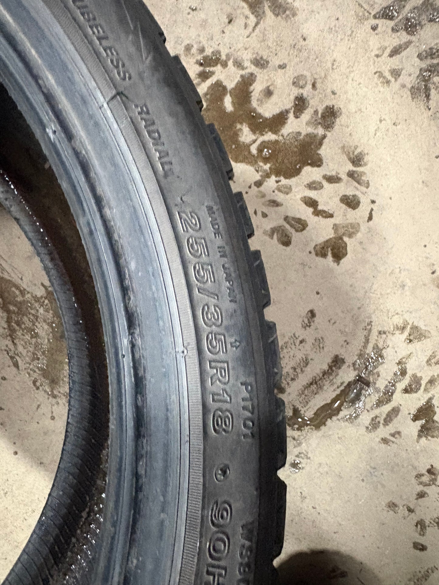 4 pneus d hiver 2x 225/40r18 et 2x 255/35r18 Bridgestone a l état neuf