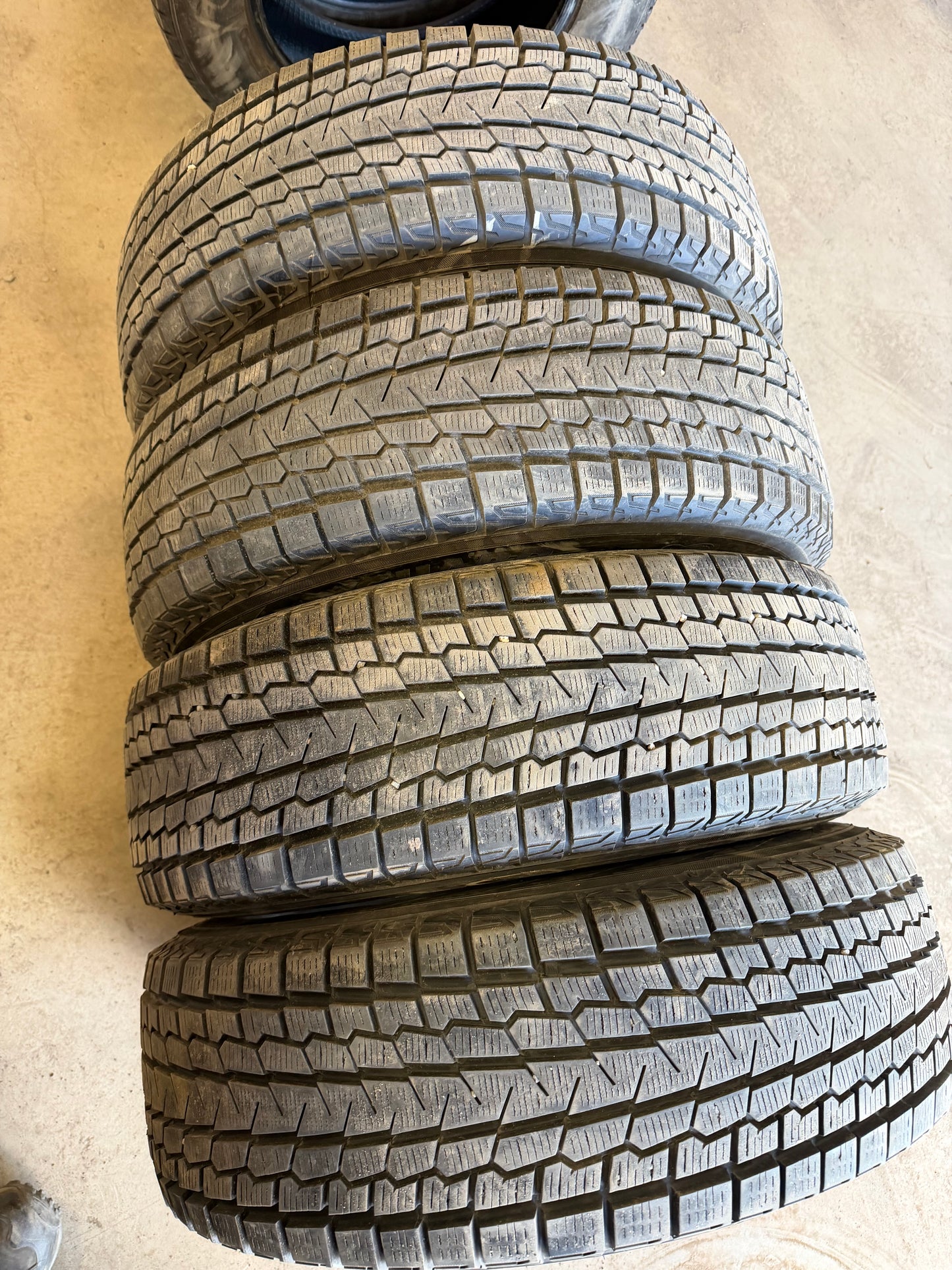 4 pneus d hiver 215/70r16 Yokohama en tres bon état