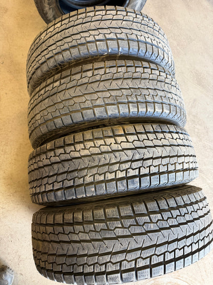 4 pneus d hiver 215/70r16 Yokohama en tres bon état