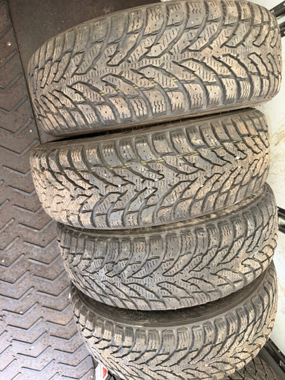 4 pneus d hiver 185/65r15 nokian en tres bon état