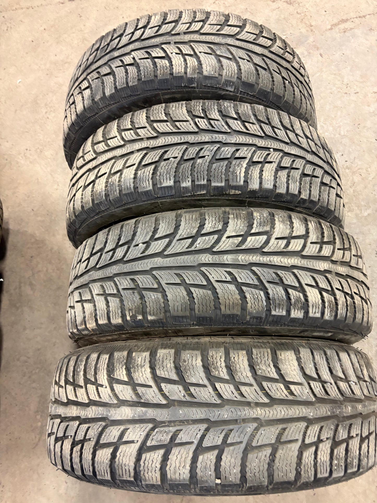 4 pneus d hiver 225/65r17 bf goodrich en bon état