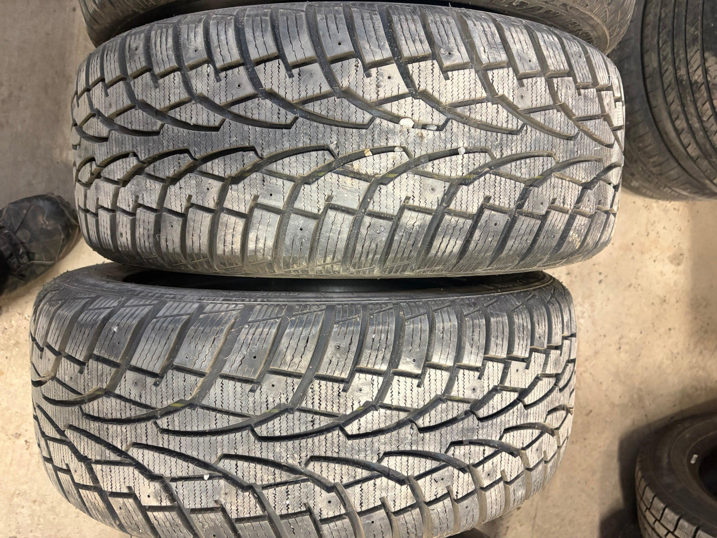 2 pneus d hiver 225/55r17 uniroyal a l état neuf