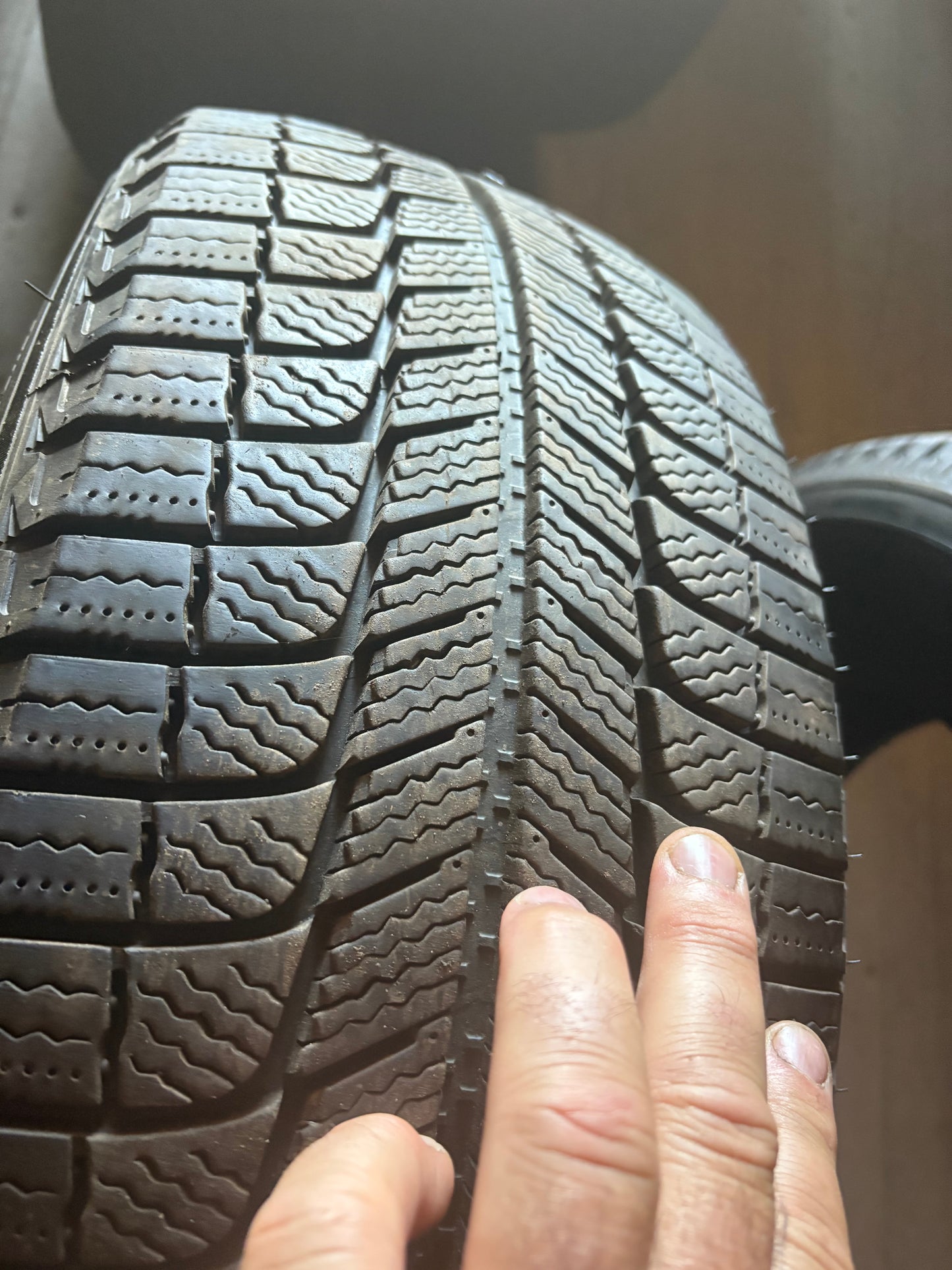 1 pneu d hiver 225/60r17 michelin en tres bon état
