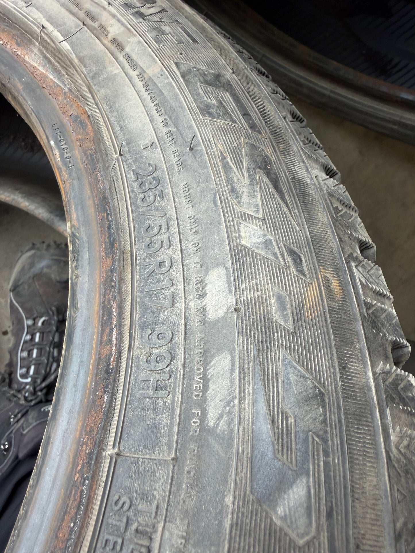 4 pneus d hiver 235/55r17 toyo en tres bon état