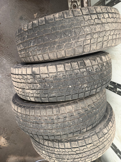 4 pneus d hiver 195/65r15 Yokohama en tres bon etat