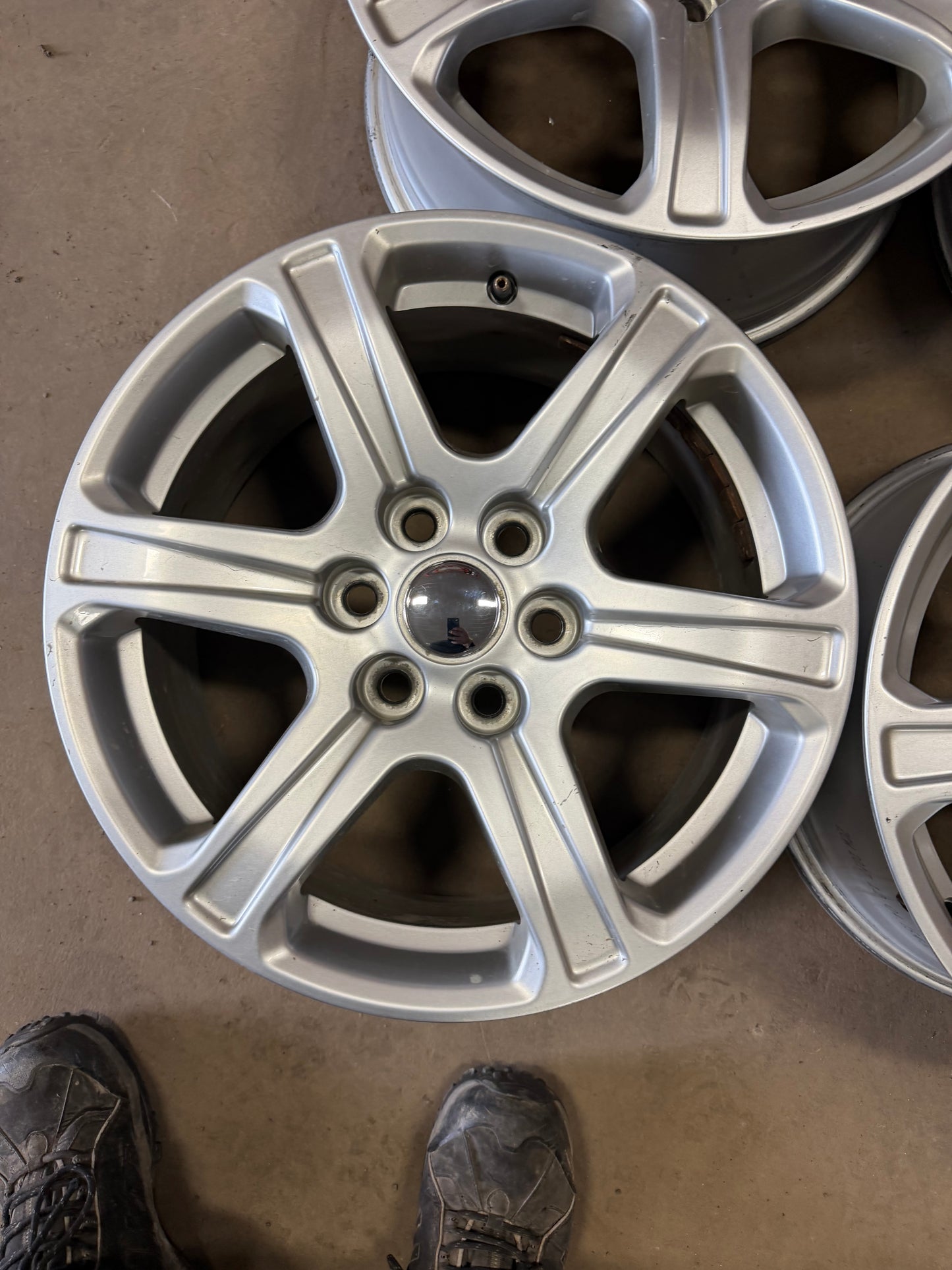 4 mags 17 pouces gmc d origine 6x120 ( gmc acadia) avec tpms