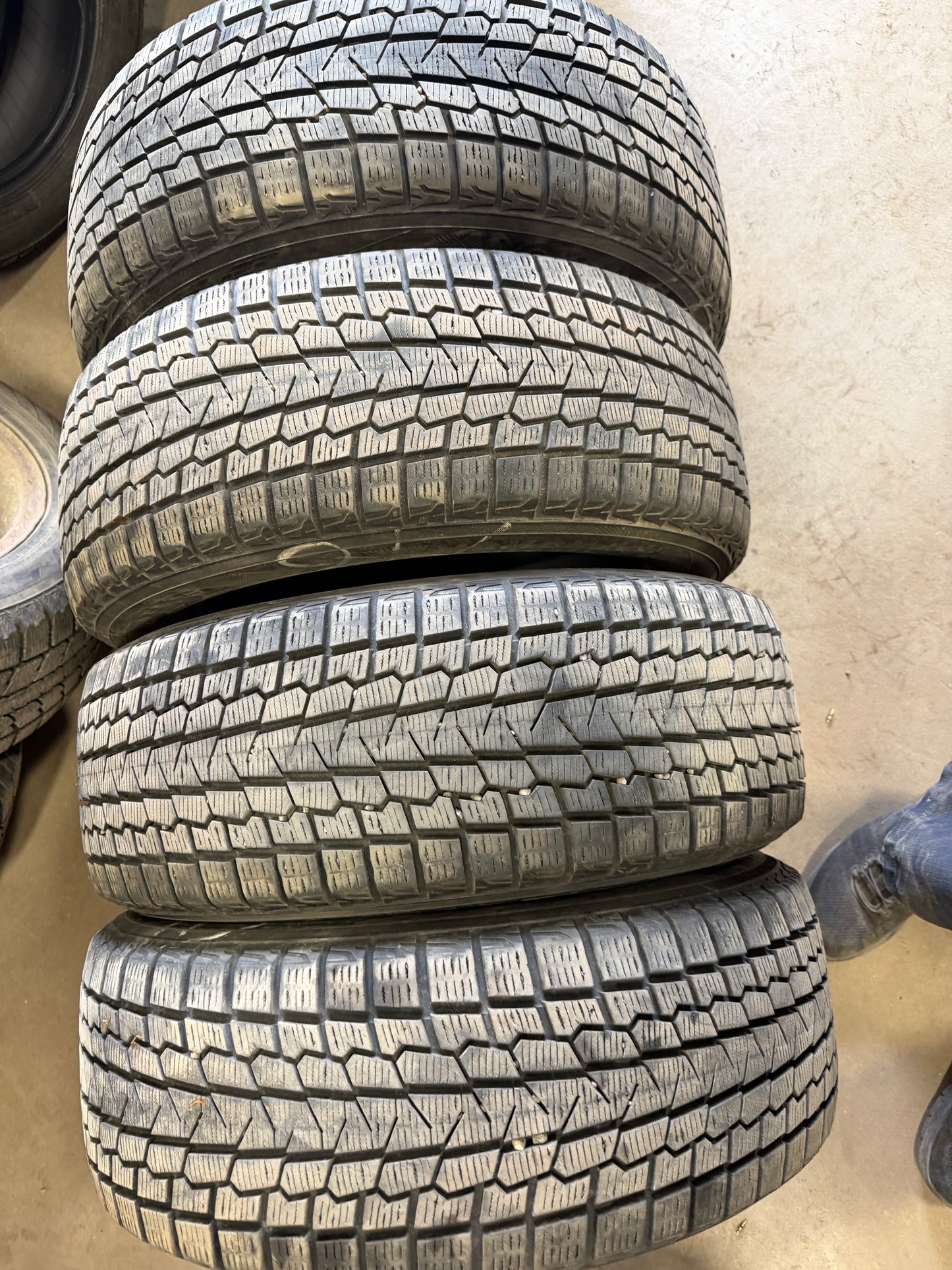 4 pneus d hiver 215/55r17 Yokohama en tres bon état