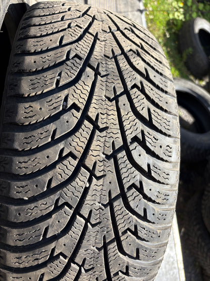 2 pneus d hiver 205/50r17 maxxis en tres bon etat