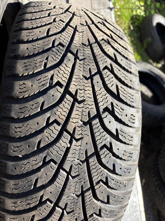 2 pneus d hiver 205/50r17 maxxis en tres bon etat