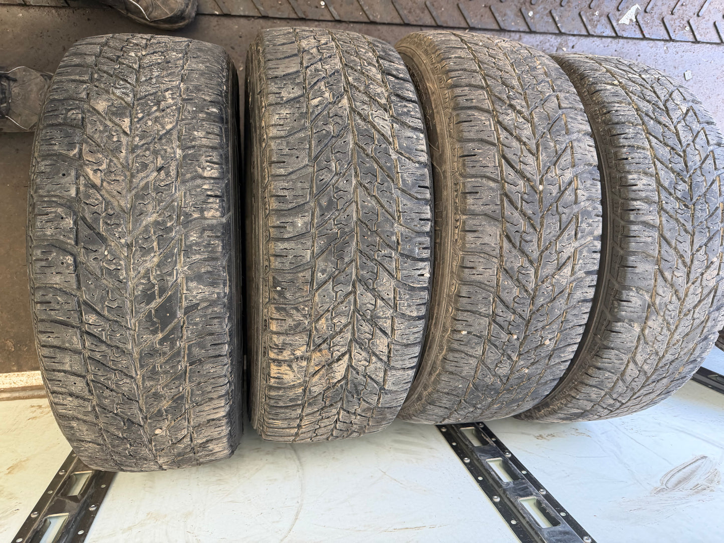 4 pneus d hiver 205/55r16 good year