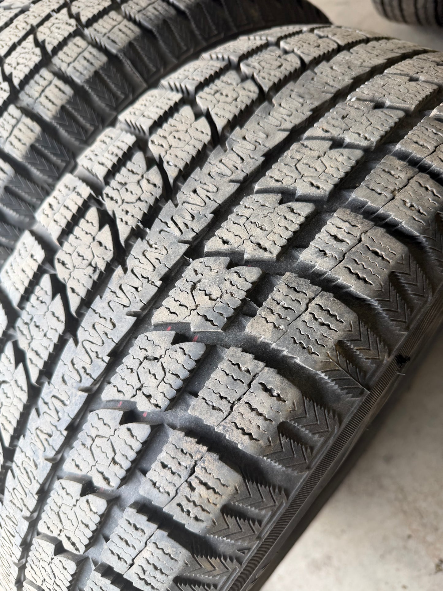 4 pneus d hiver 235/55r17 toyo en tres bon état