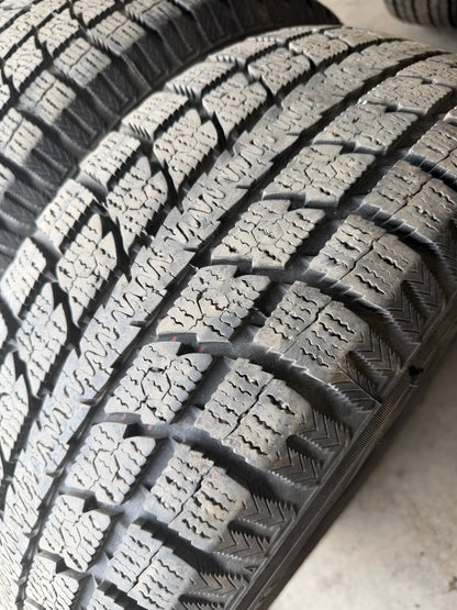 4 pneus d hiver 235/55r17 toyo en tres bon état