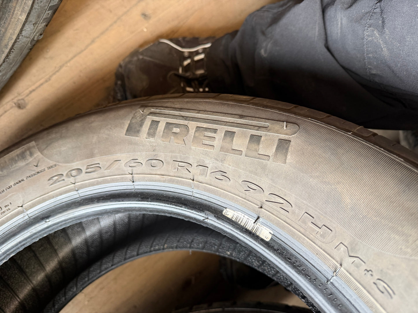 1 pneu d ete 205/60r16 pirelli a l etat neuf