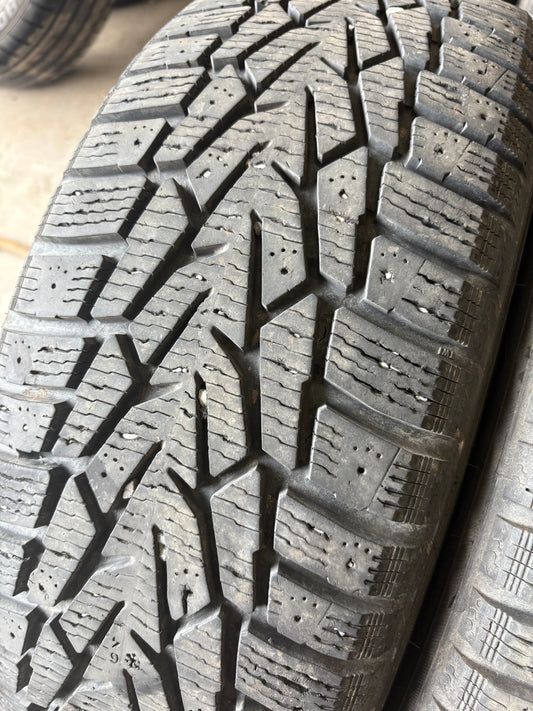 4 pneus d hiver 215/65r16 nokian en bon état