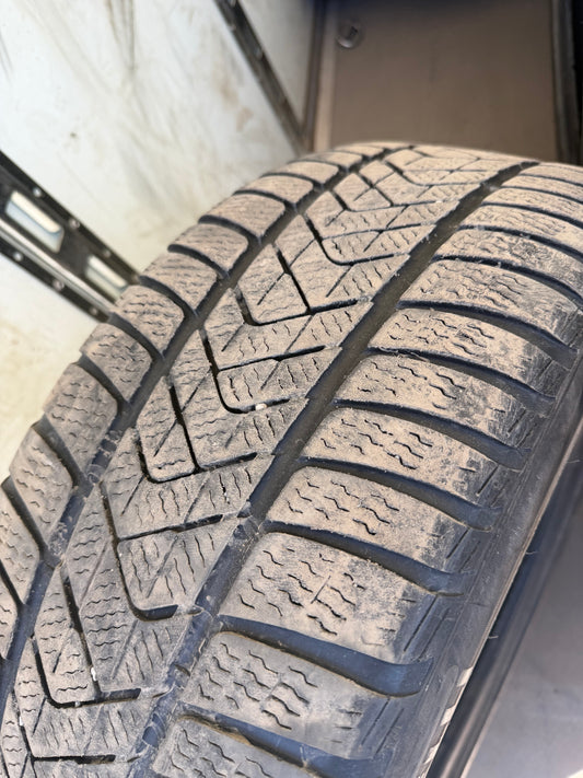 1 pneu d hiver 245/45r20 pirelli en bon etat