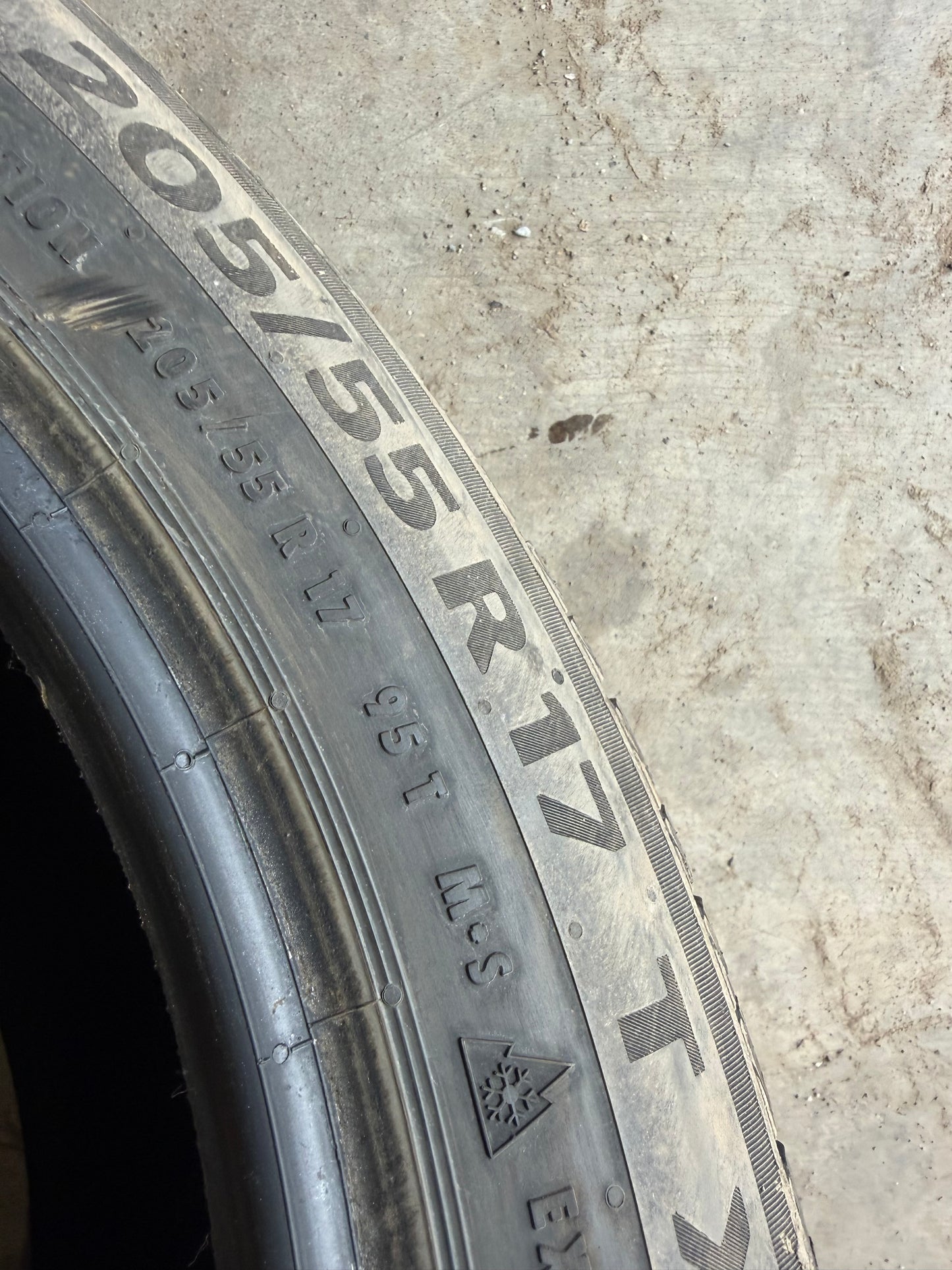 4 pneus d hiver 205/55r17 continental en bon état