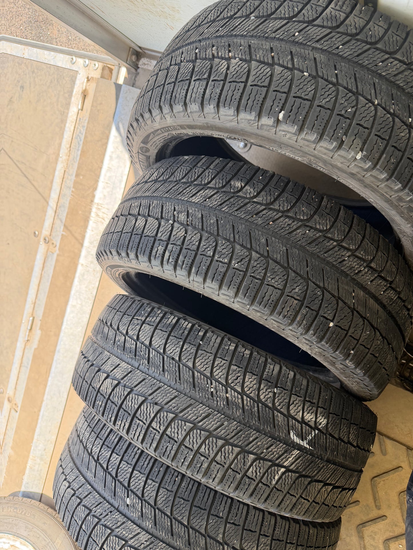 4 pneus d hiver 215/45r17 Michelin en bon etat