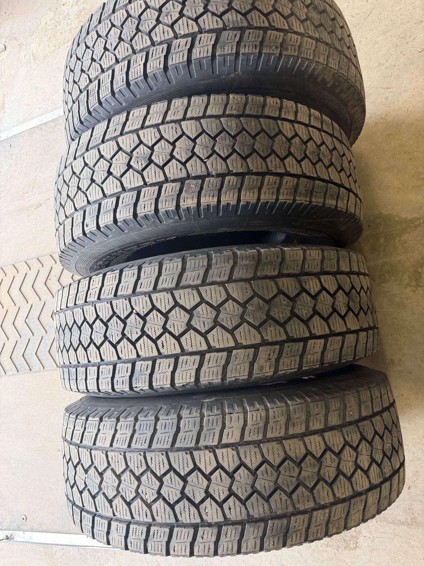 4 pneus d hiver lt 265/70r17 toyo 10 plies