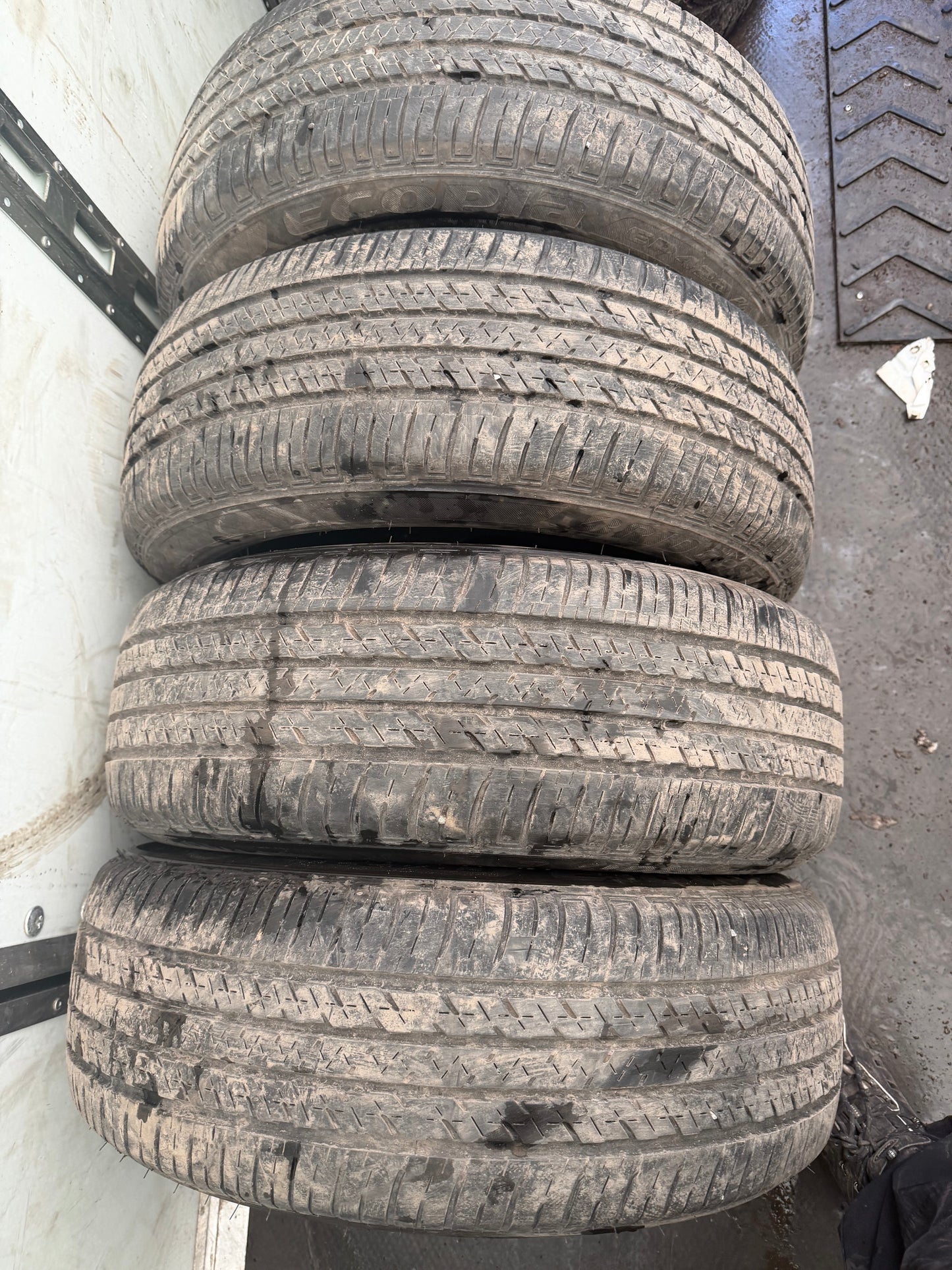 4 pneus d ete 205/60r16 Bridgestone en bon état