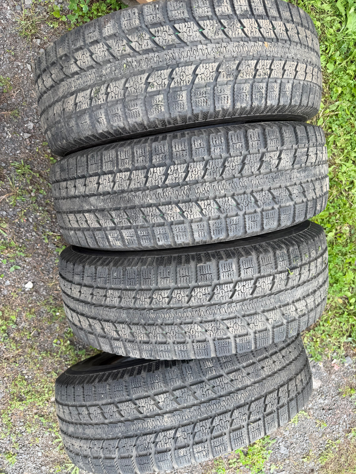 4 pneus d hiver 205/70r15 toyo en bon état