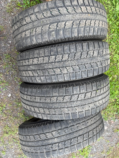 4 pneus d hiver 205/70r15 toyo en bon état