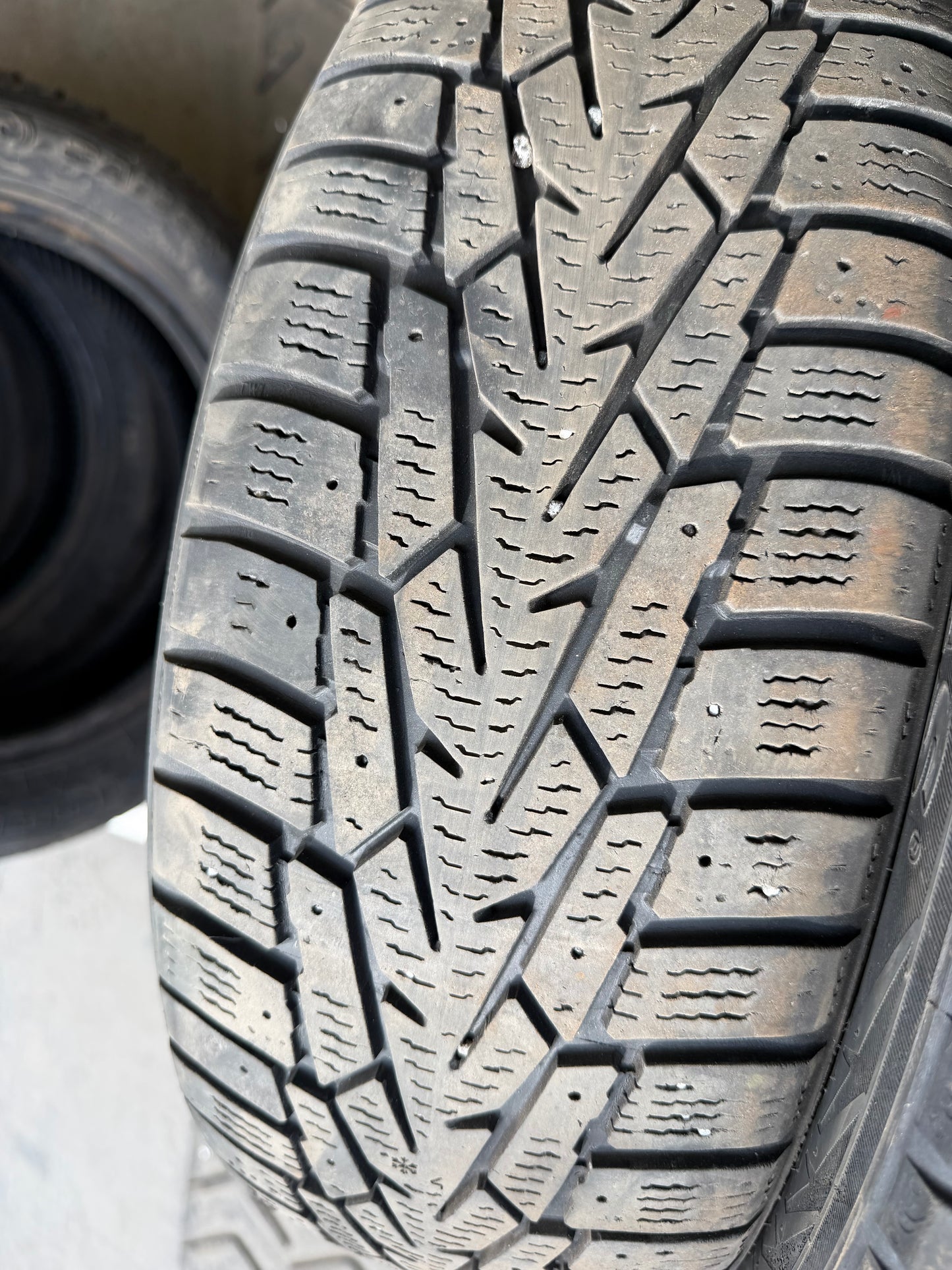 4 pneus d hiver 185/60r15 nokian
