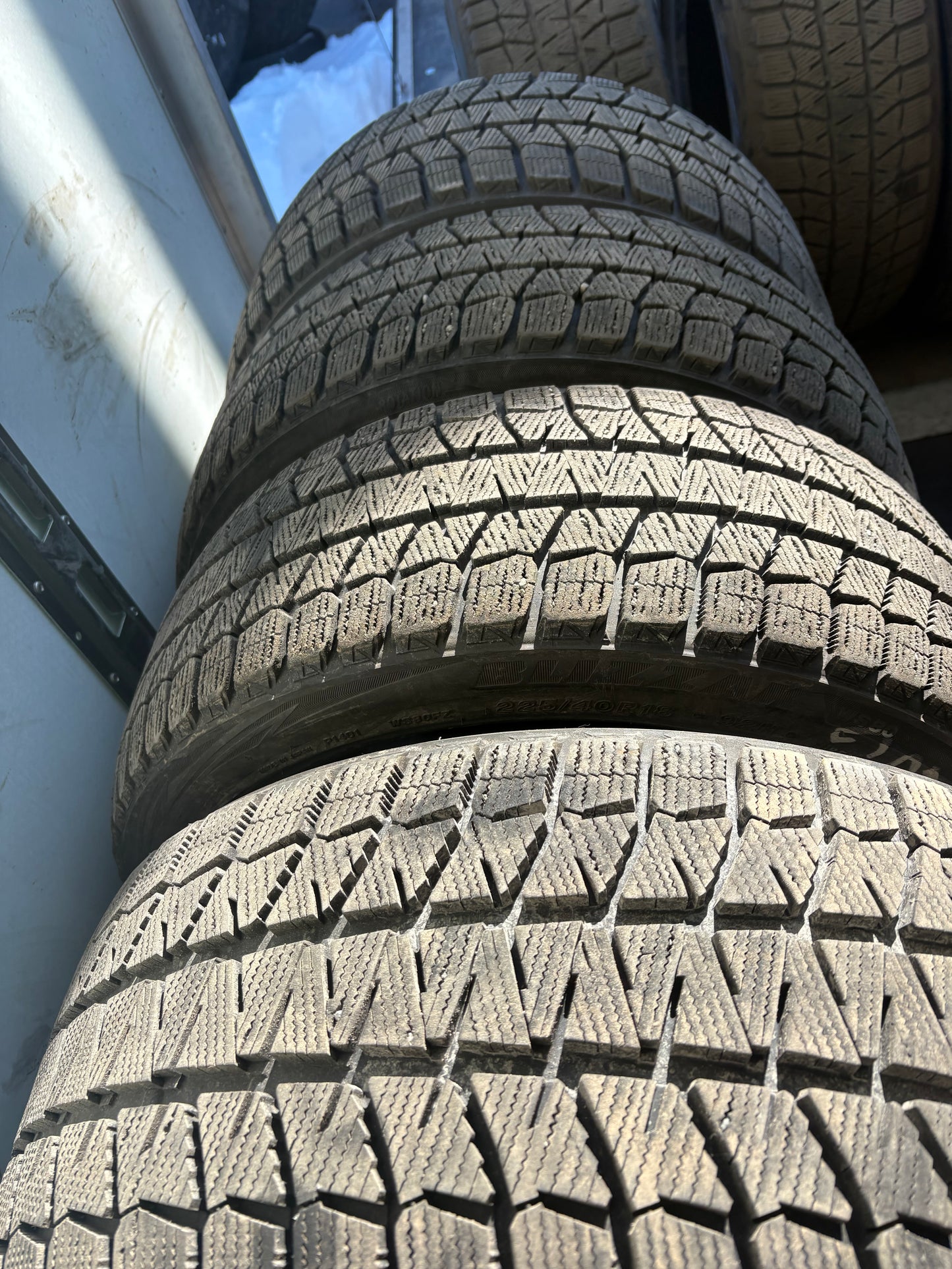 2 pneus hiver 225/40r18 et 2 pneus 255/35r18 Bridgestone a l état neuf
