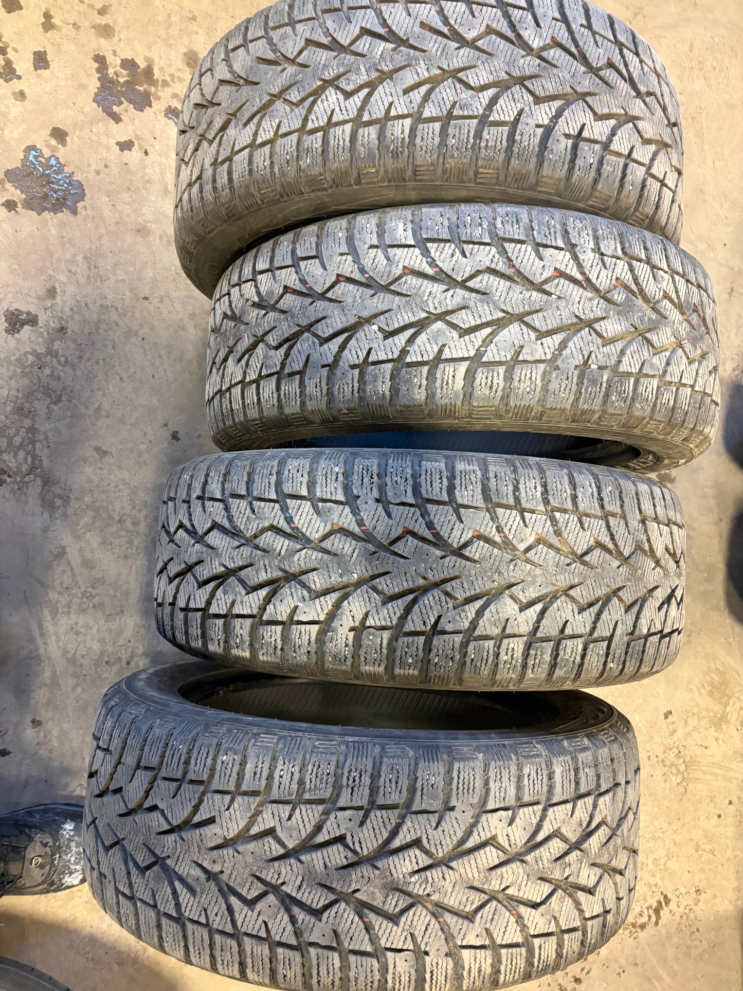 4 pneus d hiver 215/55r17 toyo en très bon état