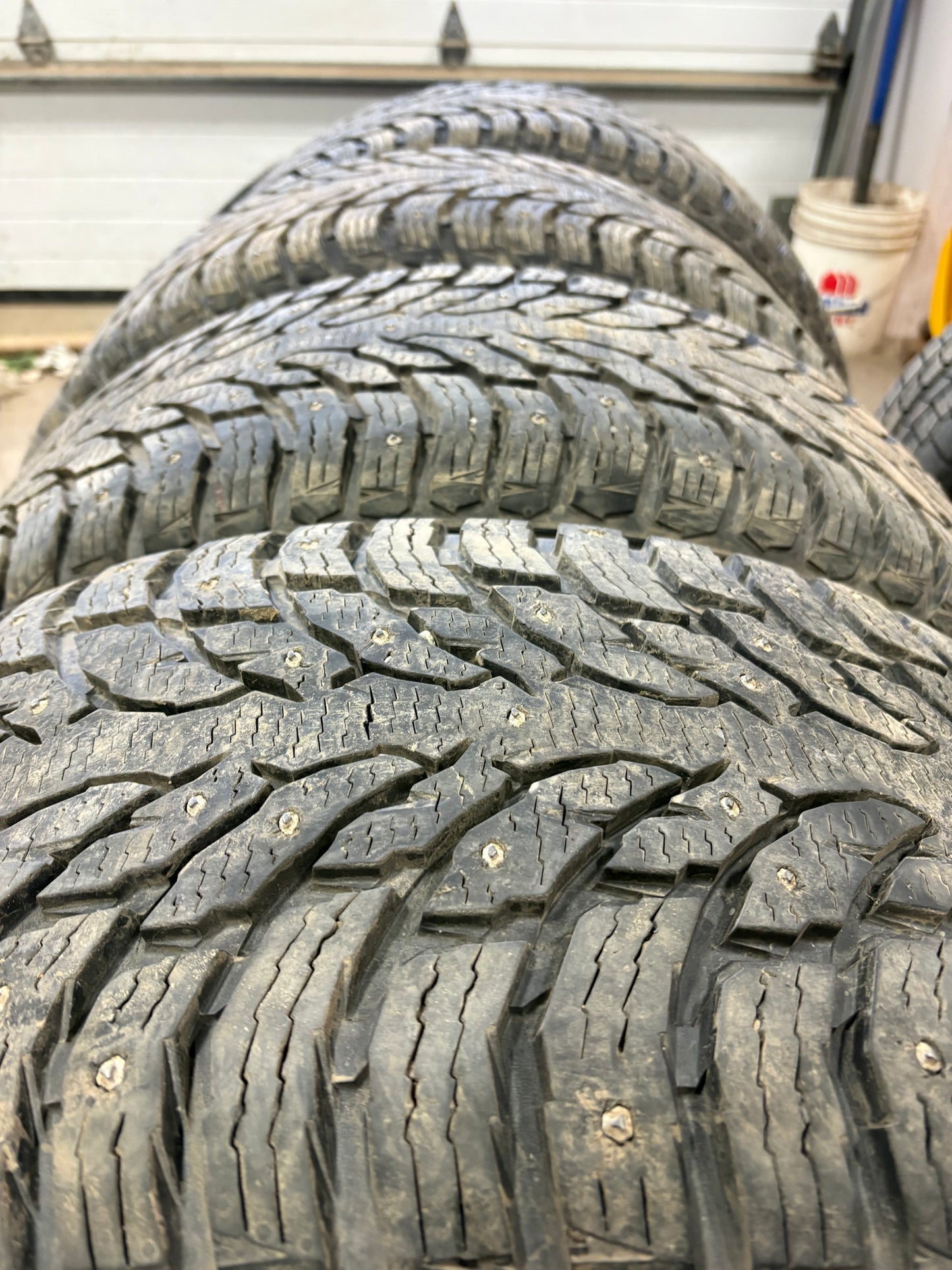 4 pneus d hiver 285/45r22 nokian a clou a l etat neuf