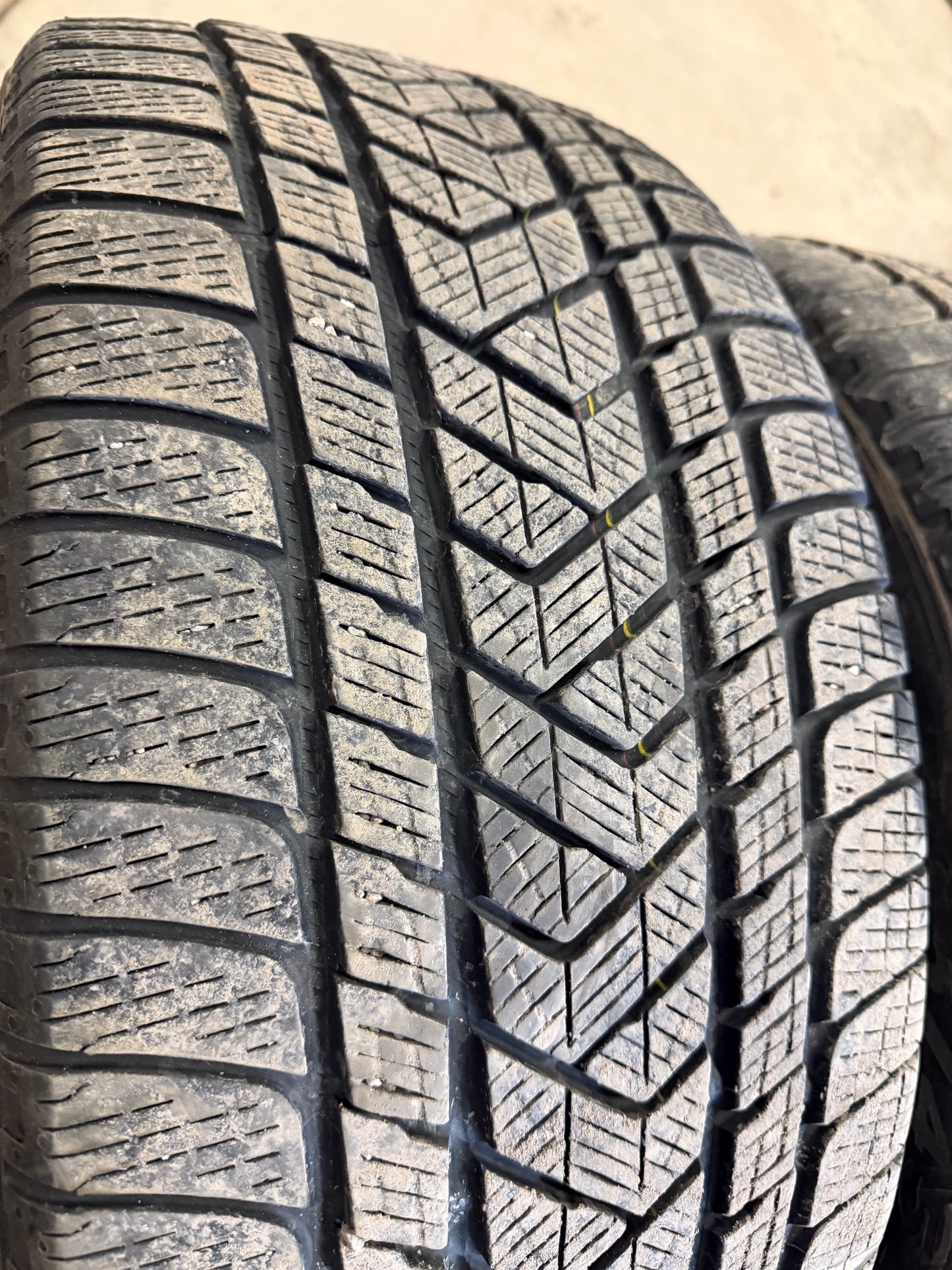 2 pneus d hiver 265/45r20 pirelli en bon etat