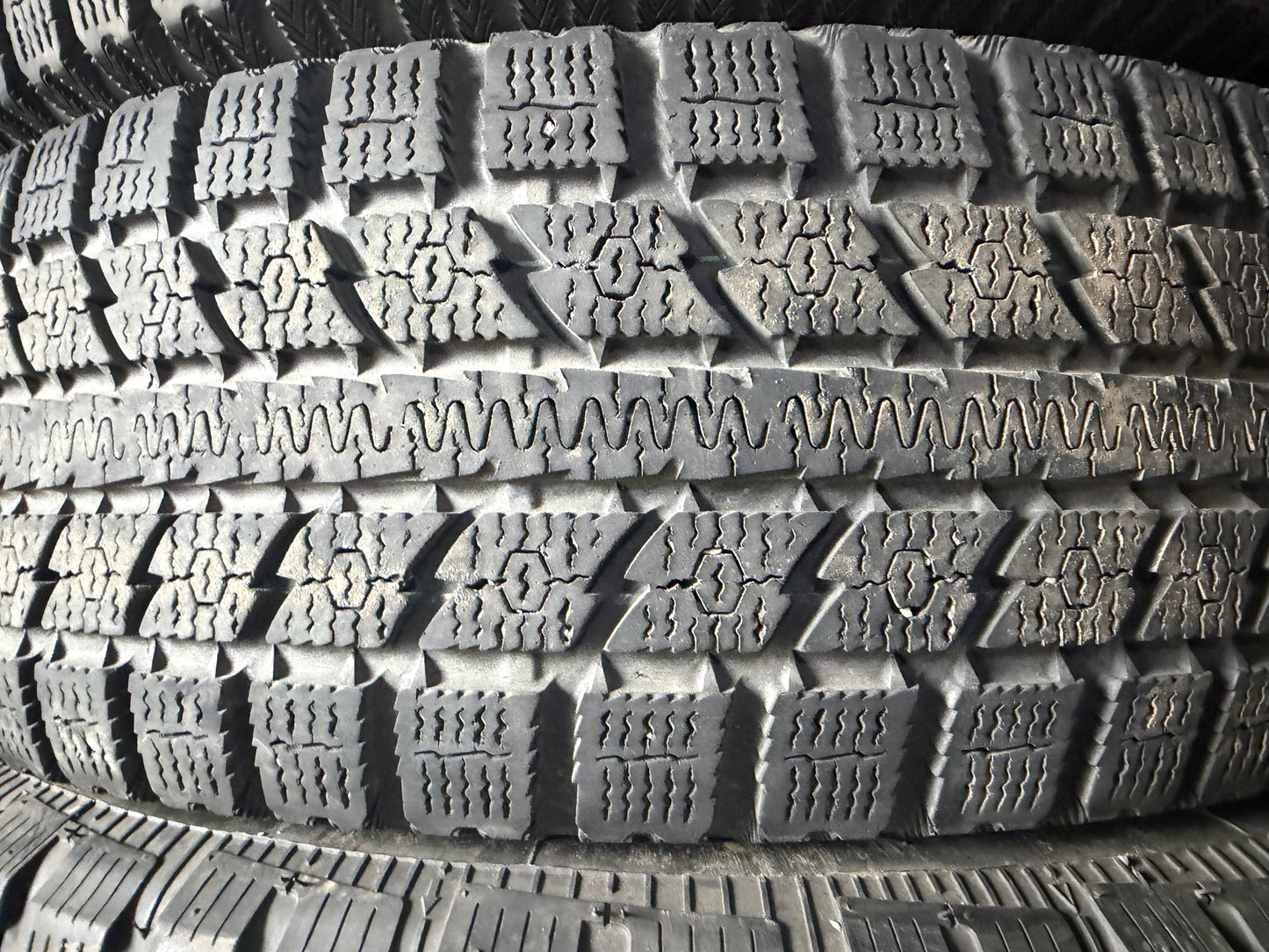 4 pneus d hiver 205/70r16 toyo en bon état