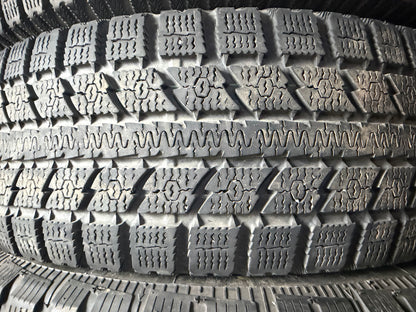 4 pneus d hiver 205/70r16 toyo en bon état