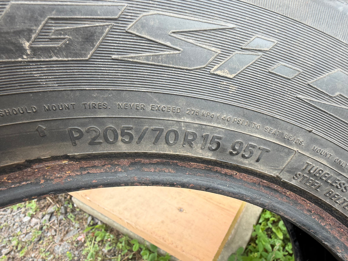 4 pneus d hiver 205/70r15 toyo en bon état