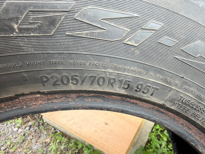 4 pneus d hiver 205/70r15 toyo en bon état