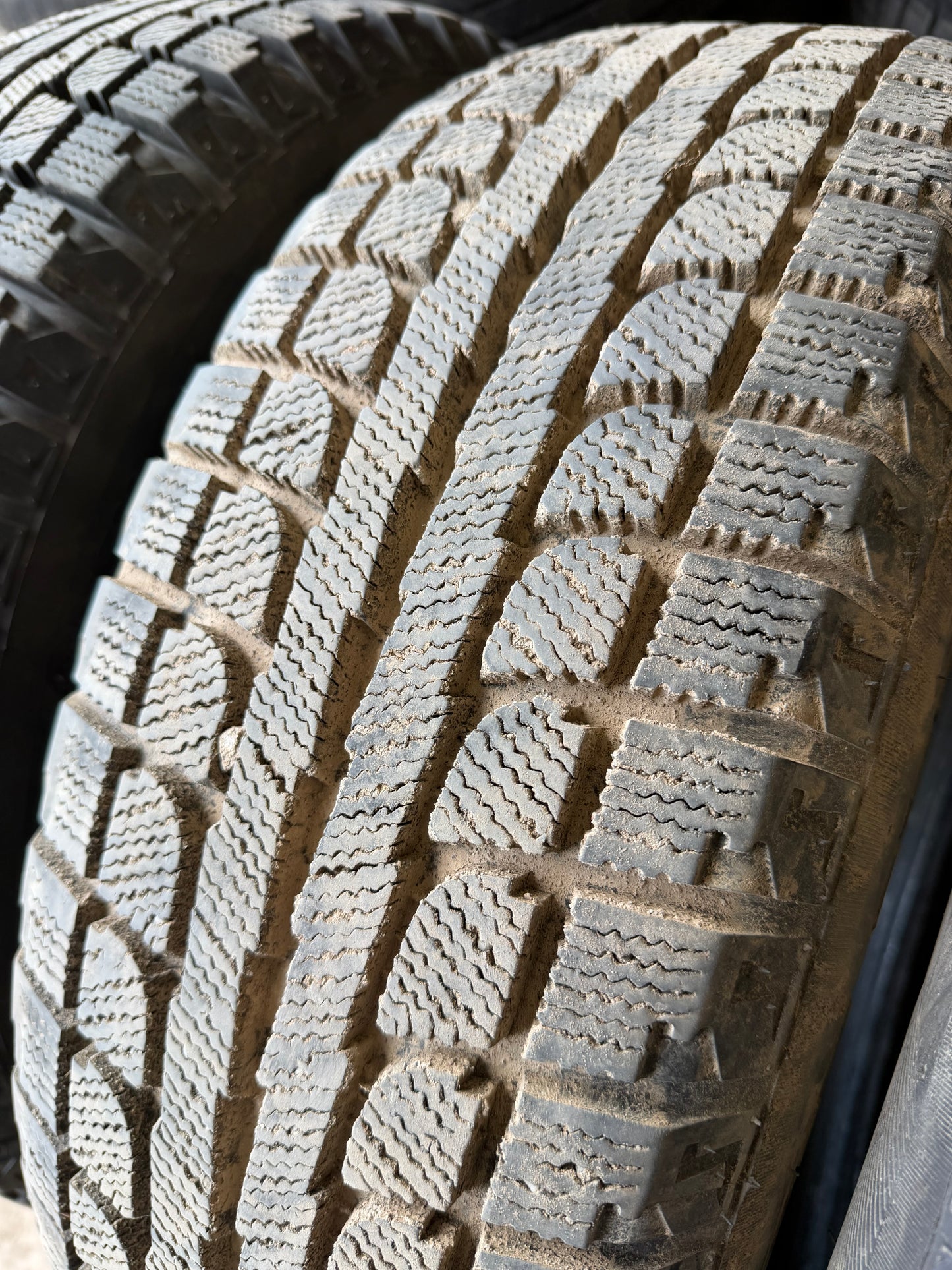 4 pneus d hiver 225/65r17 maxtrek en tres bon état